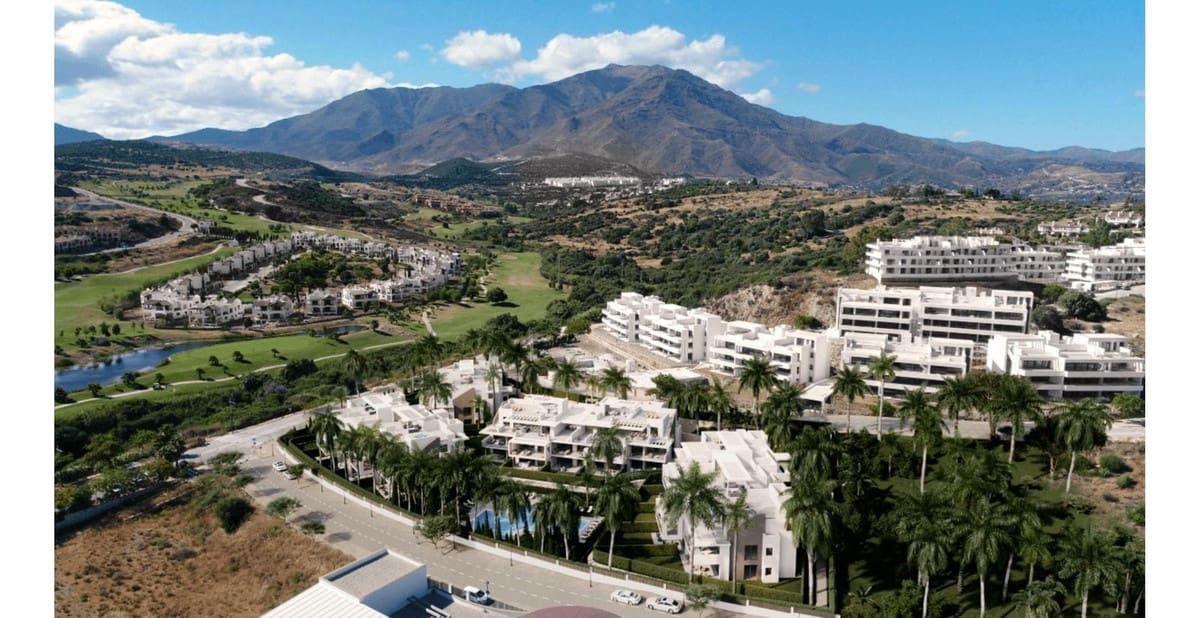 Apartamento de 2 habitaciones en Estepona en venta con piscina - 495.000 € (Ref: 9586090)