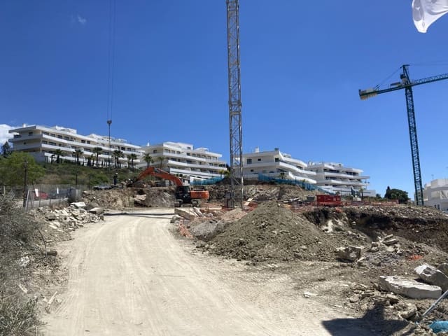 Apartamento de 3 habitaciones en Guadalobón, Estepona en venta con piscina garaje - 710.000 € (Ref: 9672497)