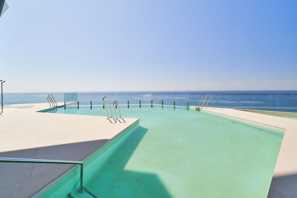 Apartamento de 2 habitaciones en Fuengirola en venta con piscina garaje - 995.000 € (Ref: 9751329)