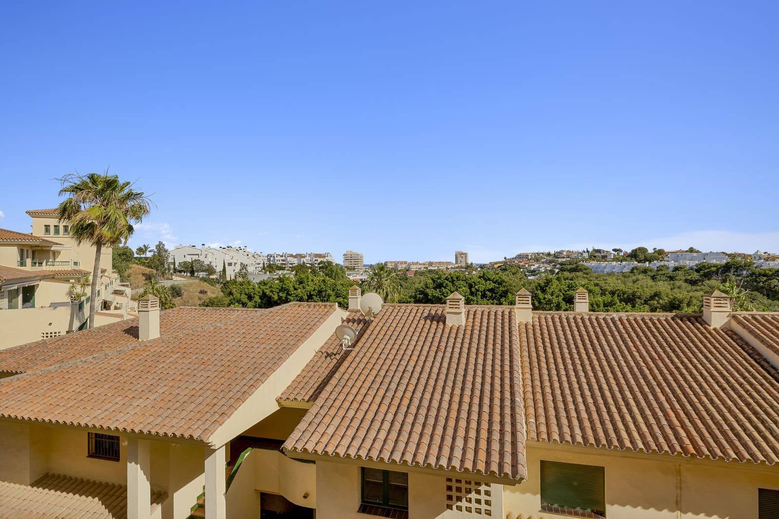 2 bedroom Apartment for sale in Torrequebrada with pool garage - € 390,000 (Ref: 9786870)