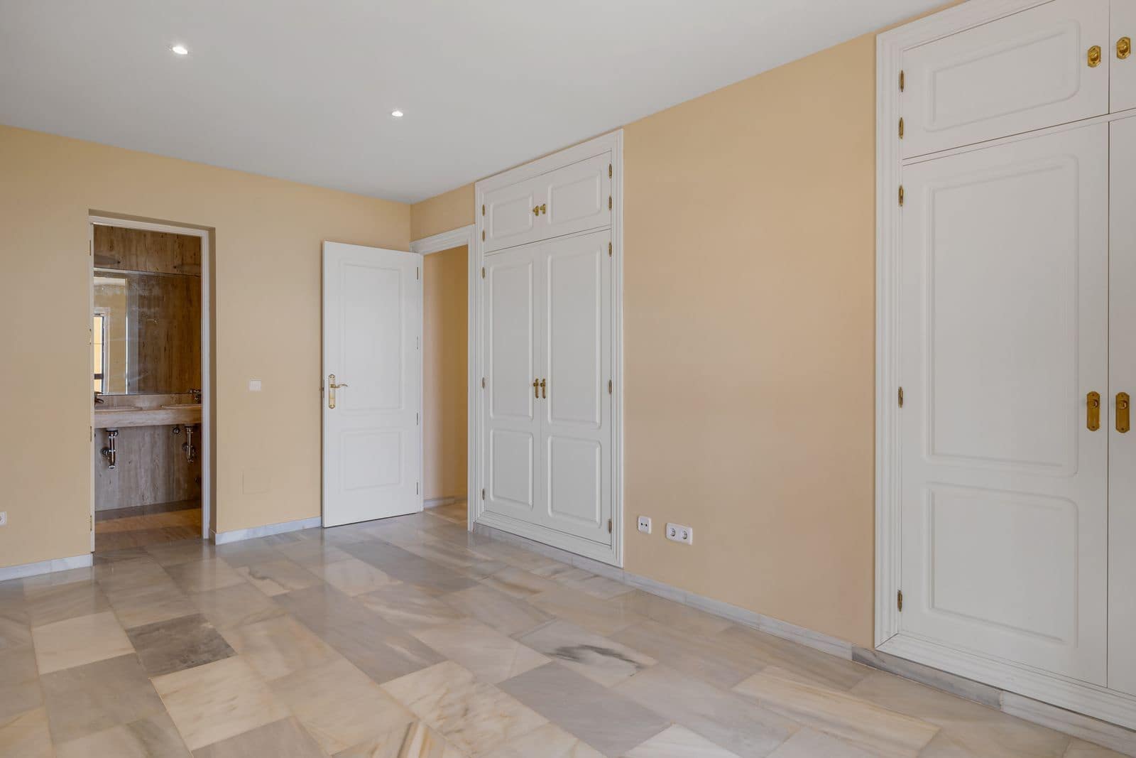 4 bedroom Villa for sale in La Capellania with pool garage - € 1,795,000 (Ref: 9786878)