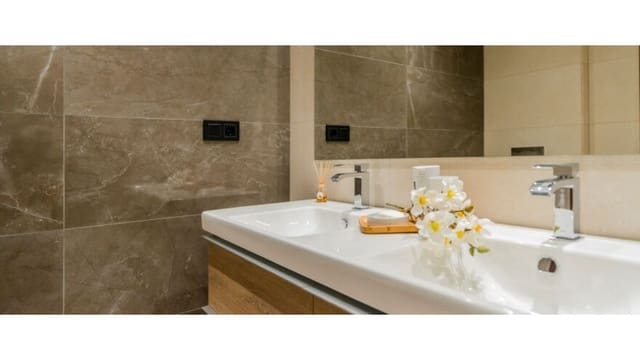 3 soverom Leilighet til salgs i Los Naranjos, Marbella med svømmebasseng garasje - € 950 000 (Ref: 9786912)