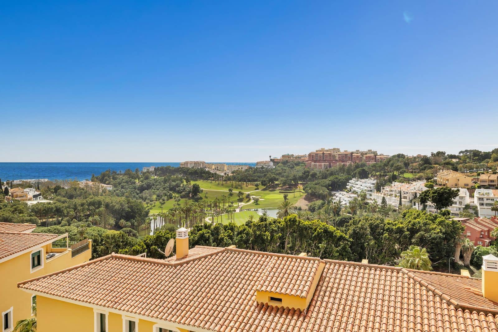 Apartamento de 2 habitaciones en Torrequebrada en venta con piscina garaje - 365.000 € (Ref: 9793731)