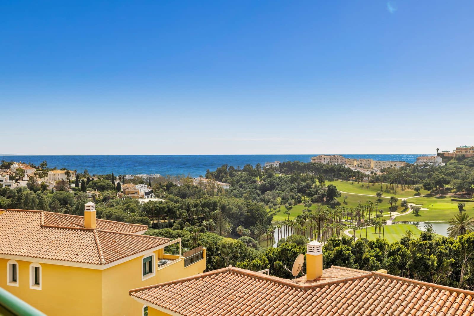 Apartamento de 2 habitaciones en Torrequebrada en venta con piscina garaje - 365.000 € (Ref: 9793731)