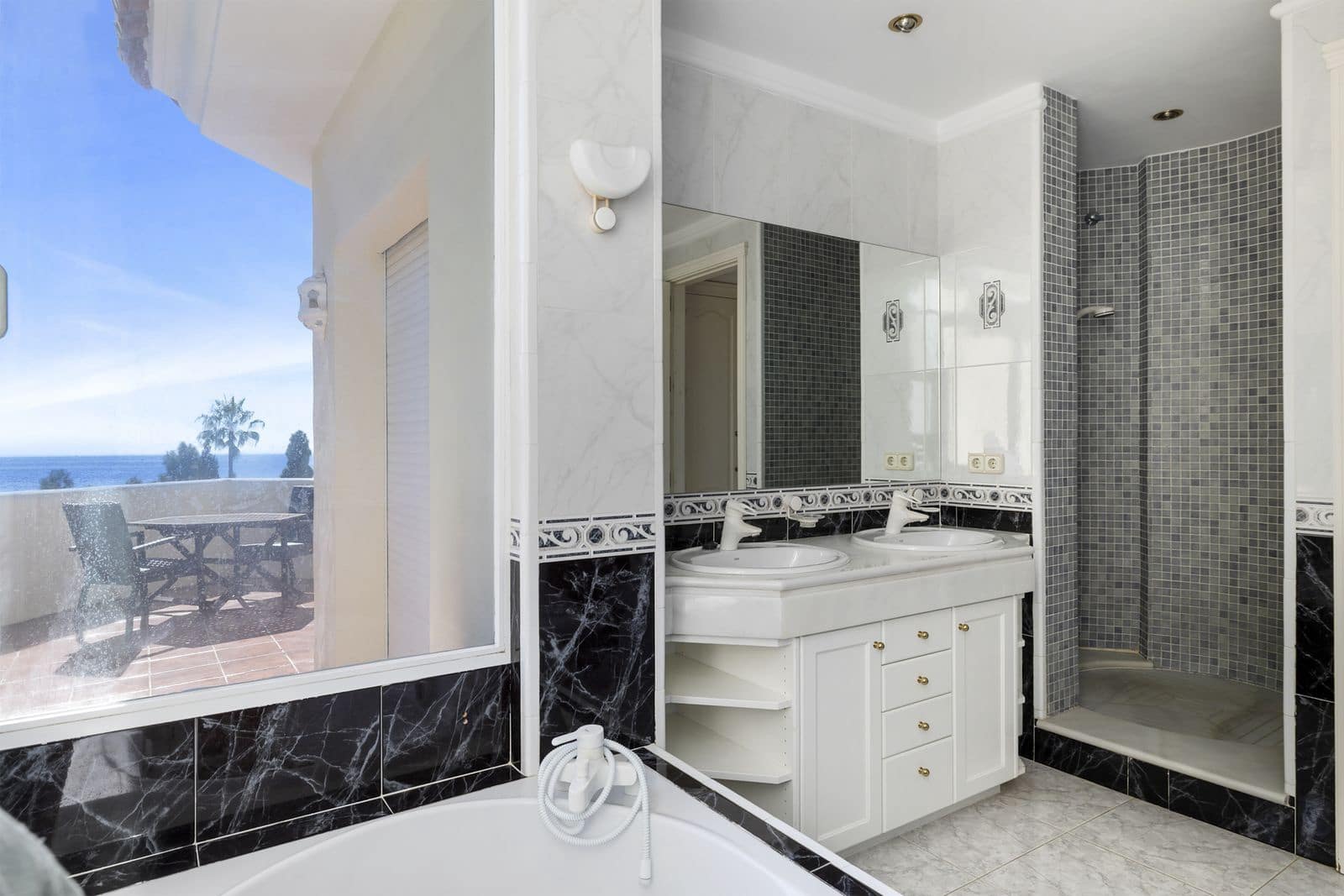 5 soveværelse Villa til salg i Marbella med swimmingpool garage - € 1.995.000 (Ref: 9814823)