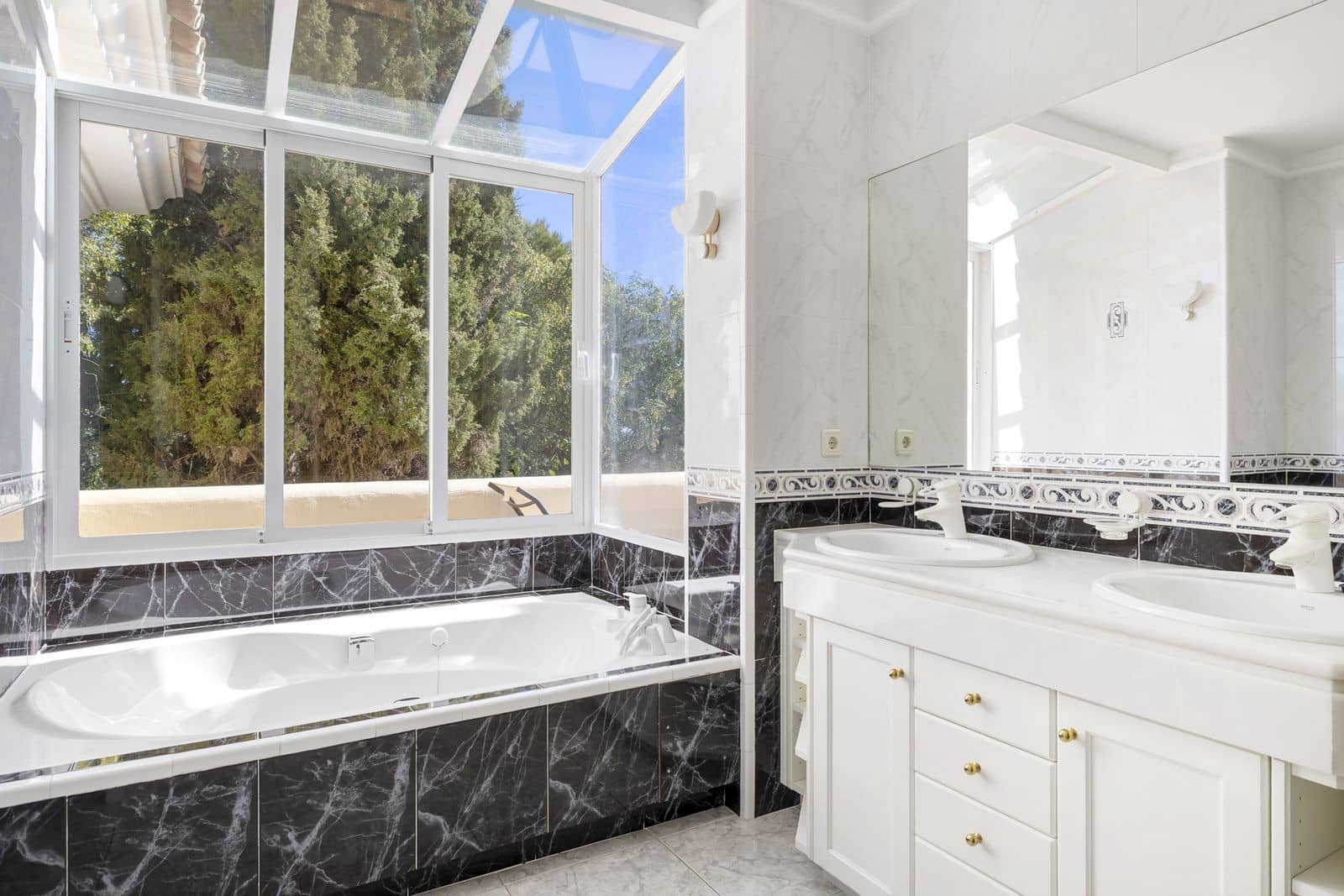 5 soveværelse Villa til salg i Marbella med swimmingpool garage - € 1.995.000 (Ref: 9814823)