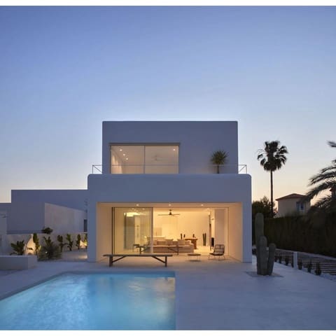 Chalet de 3 habitaciones en Valle Romano Golf, Estepona en venta con piscina garaje - 1.100.000 € (Ref: 9996869)