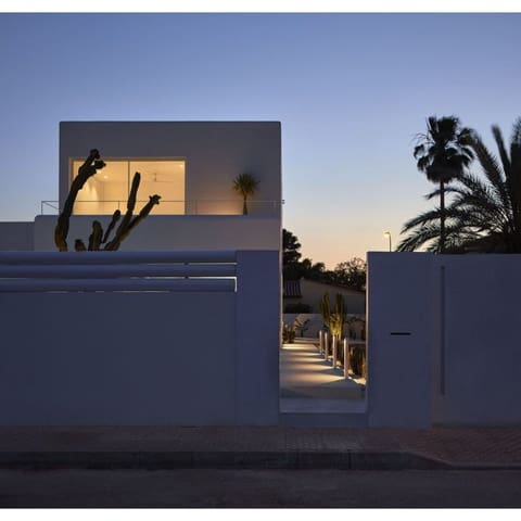 Chalet de 3 habitaciones en Valle Romano Golf, Estepona en venta con piscina garaje - 1.100.000 € (Ref: 9996869)