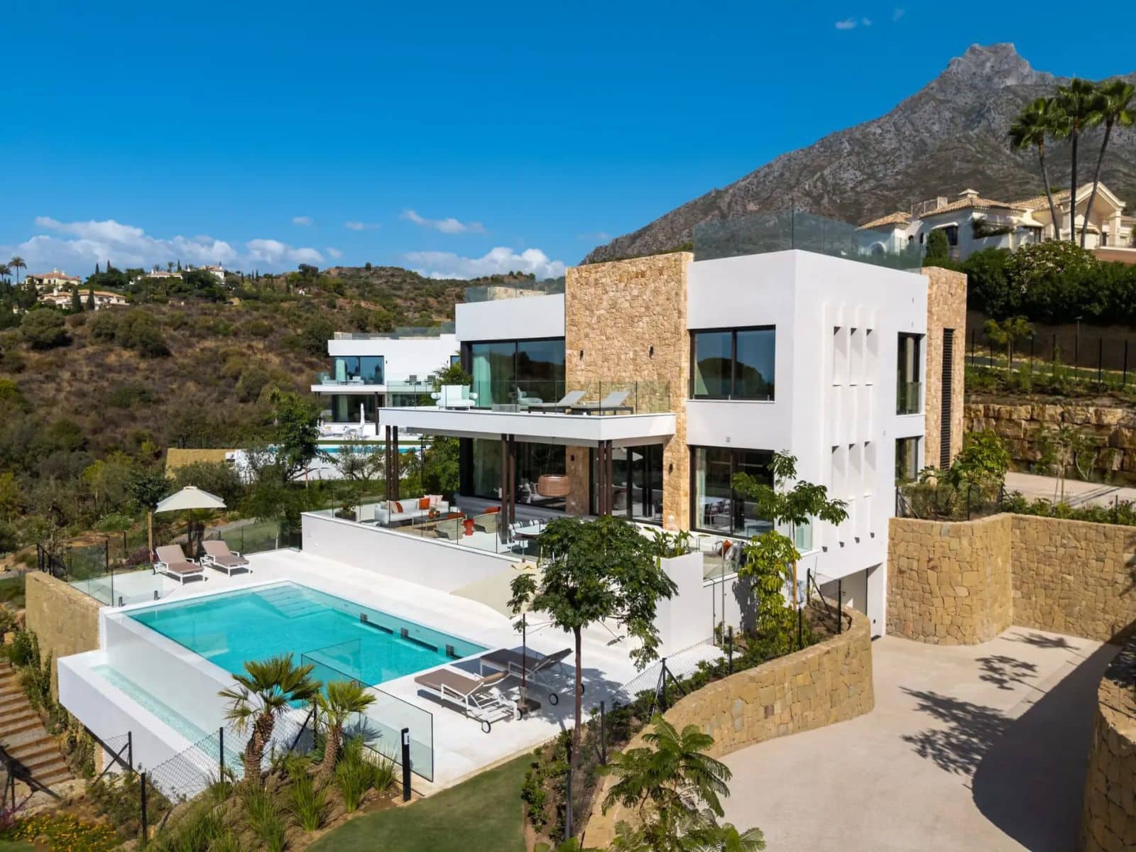 Chalet de 5 habitaciones en Marbella en venta con piscina garaje - 14.995.000 € (Ref: 9996890)