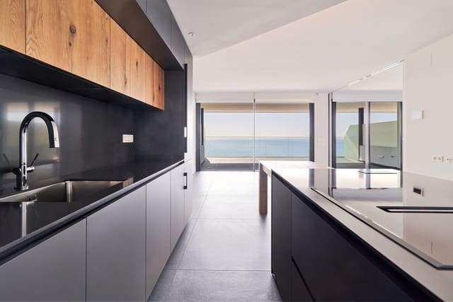 2 soveværelse Lejlighed til salg i Las Gaviotas  - Carvajal, Fuengirola med swimmingpool garage - € 995.000 (Ref: 9998661)