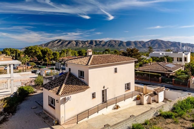 5 bedroom Townhouse for sale in La Nucia - € 540,000 (Ref: 9451617)