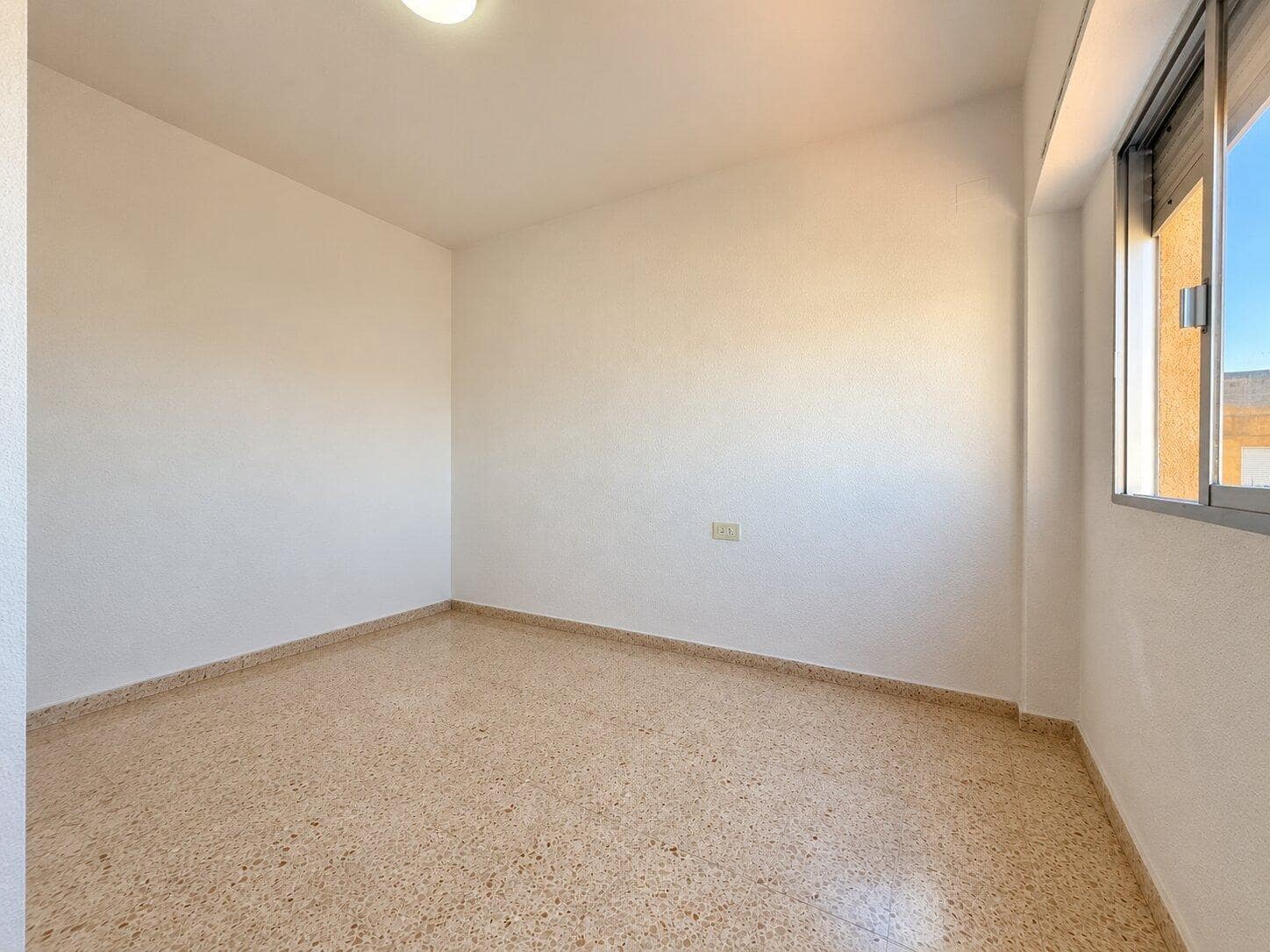 4 bedroom Flat for rent in Albuixec - € 900 (Ref: 10157760)