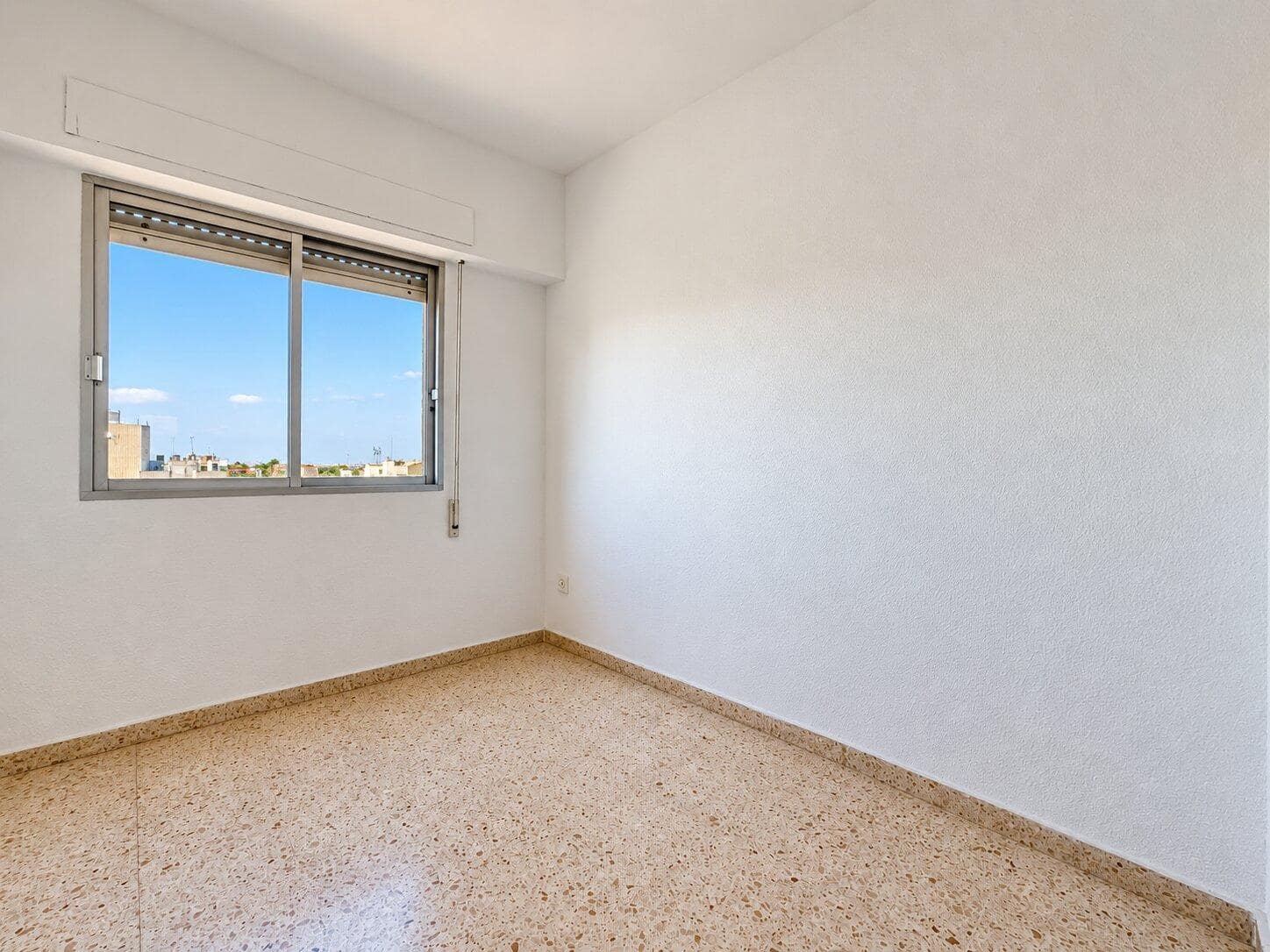 4 bedroom Flat for rent in Albuixec - € 900 (Ref: 10157760)