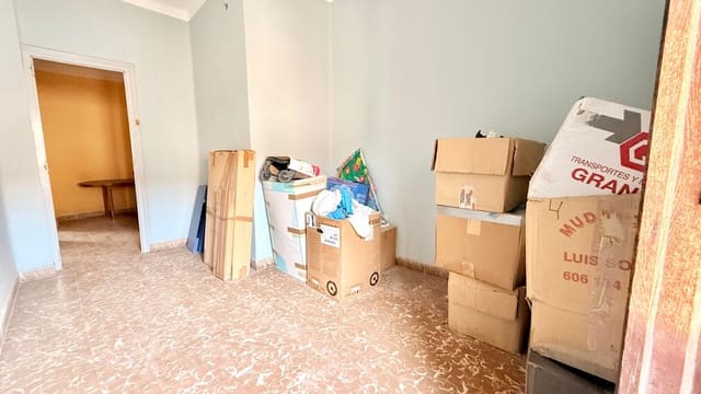 6 bedroom Townhouse for sale in Aldaia with garage - € 187,000 (Ref: 9197808)