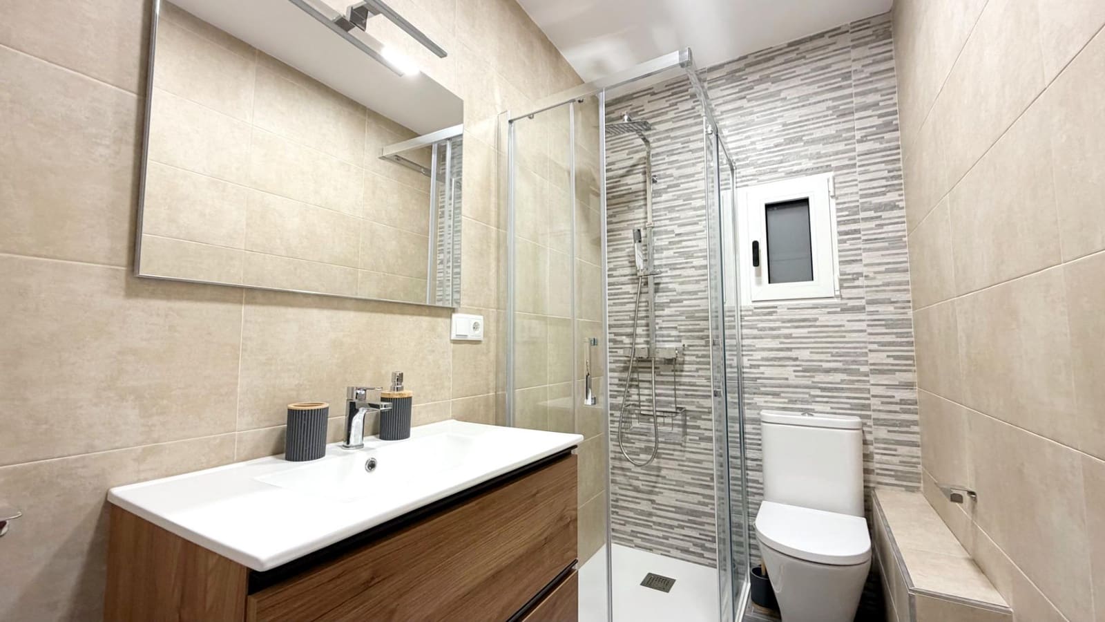 3 sovrum Lägenhet att hyra i Valencia stad - 1 400 € (Ref: 9543760)