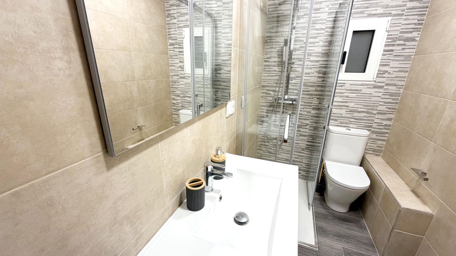 3 sovrum Lägenhet att hyra i Valencia stad - 1 400 € (Ref: 9543760)