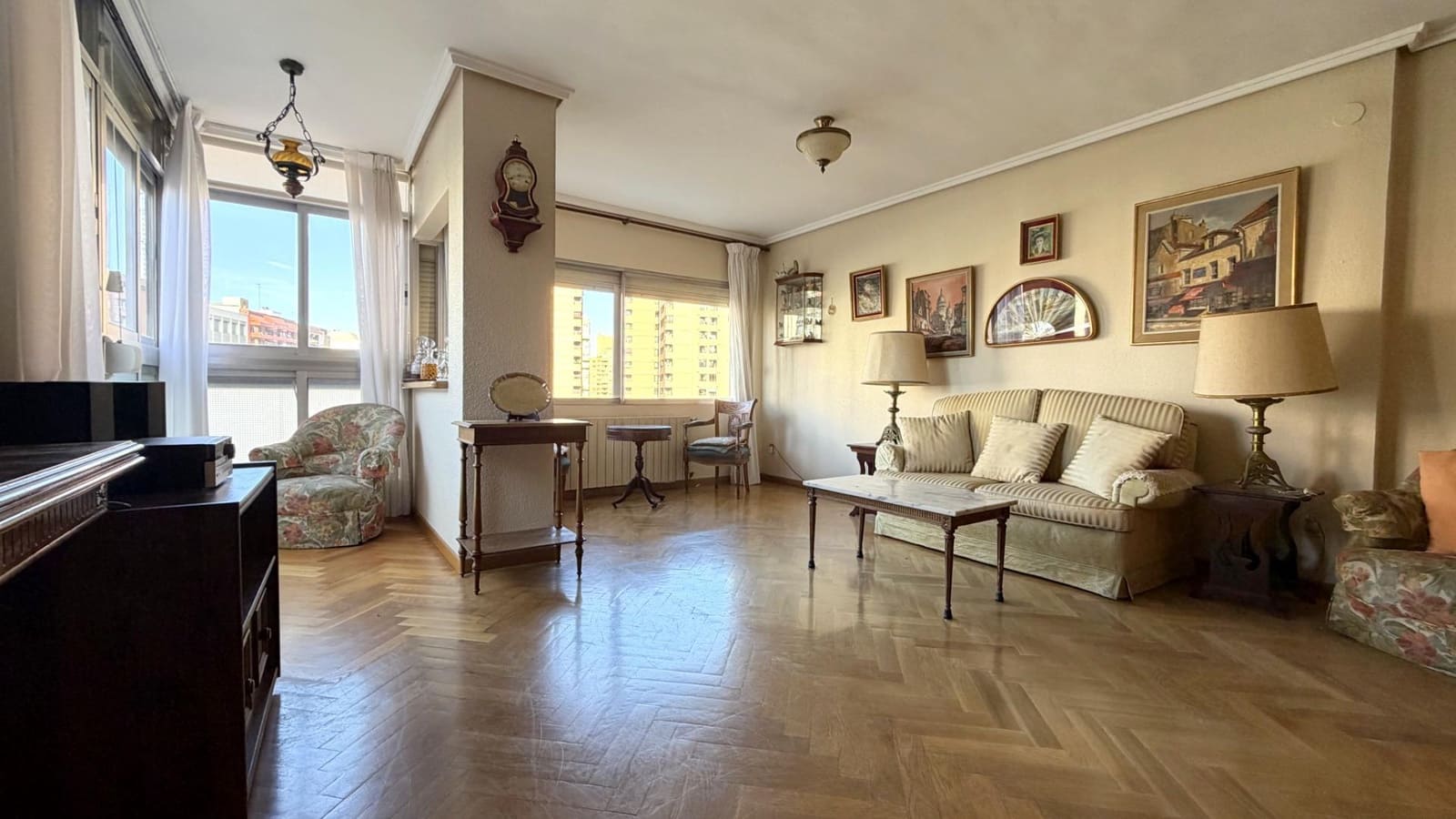4 bedroom Flat for sale in Valencia city with garage - € 569,000 (Ref: 9605074)