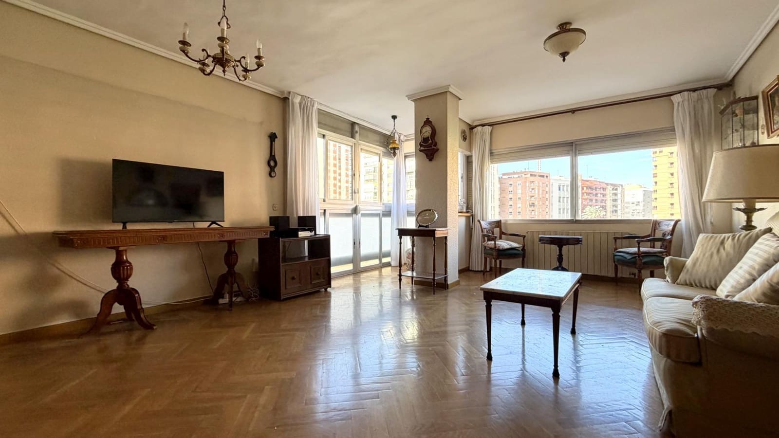 4 bedroom Flat for sale in Valencia city with garage - € 569,000 (Ref: 9605074)