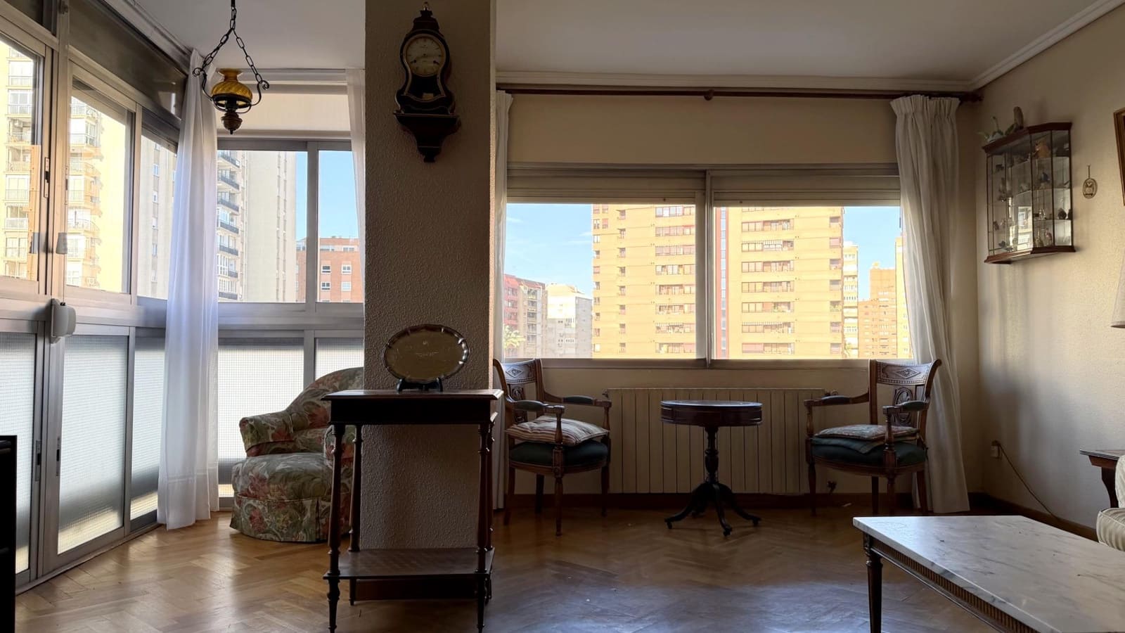 4 bedroom Flat for sale in Valencia city with garage - € 569,000 (Ref: 9605074)