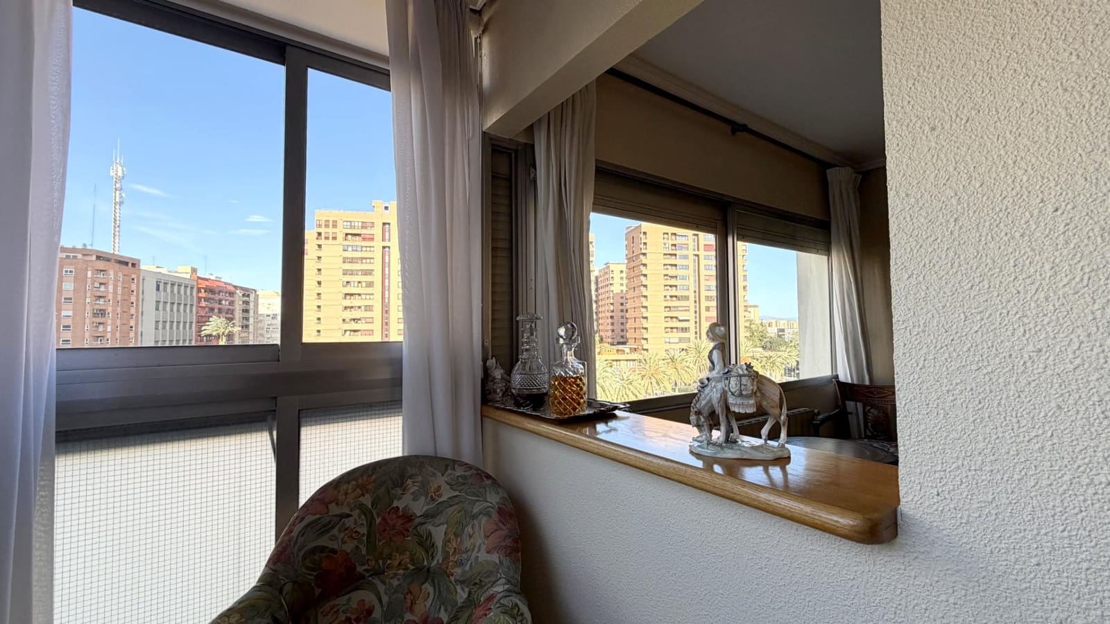 4 bedroom Flat for sale in Valencia city with garage - € 569,000 (Ref: 9605074)