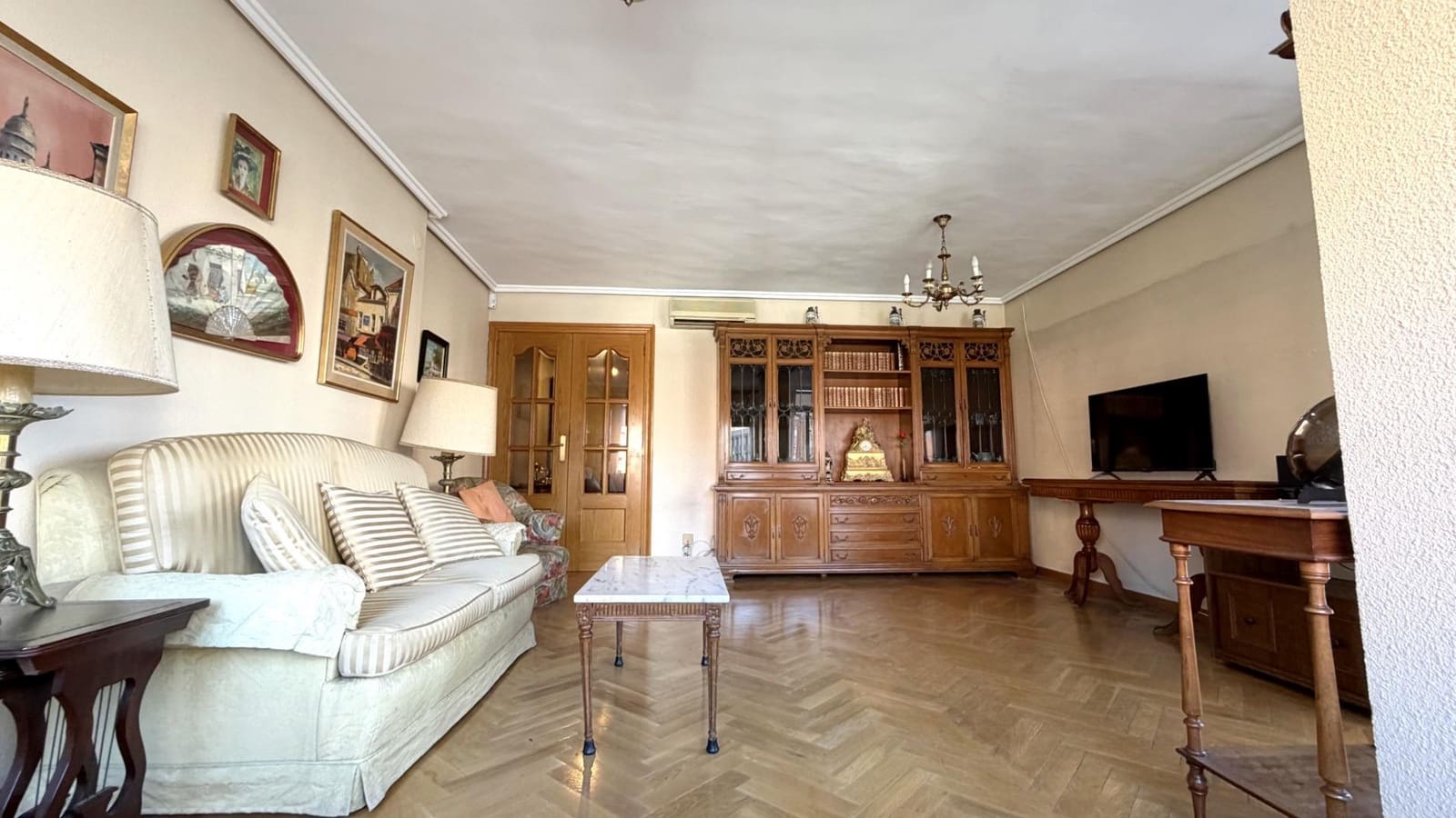 4 bedroom Flat for sale in Valencia city with garage - € 569,000 (Ref: 9605074)