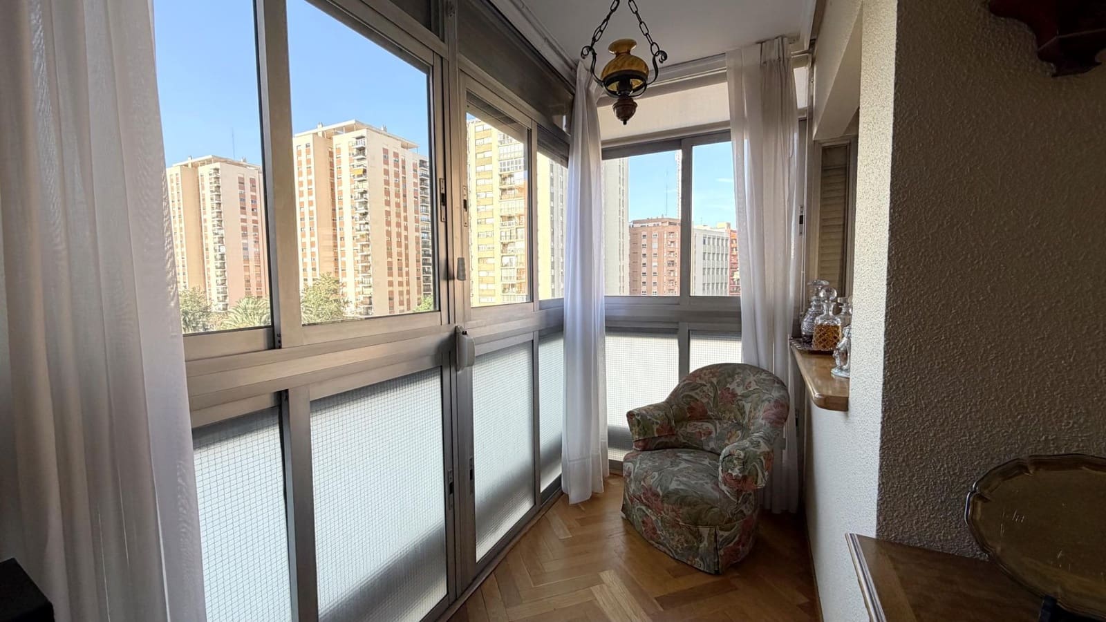 4 bedroom Flat for sale in Valencia city with garage - € 569,000 (Ref: 9605074)