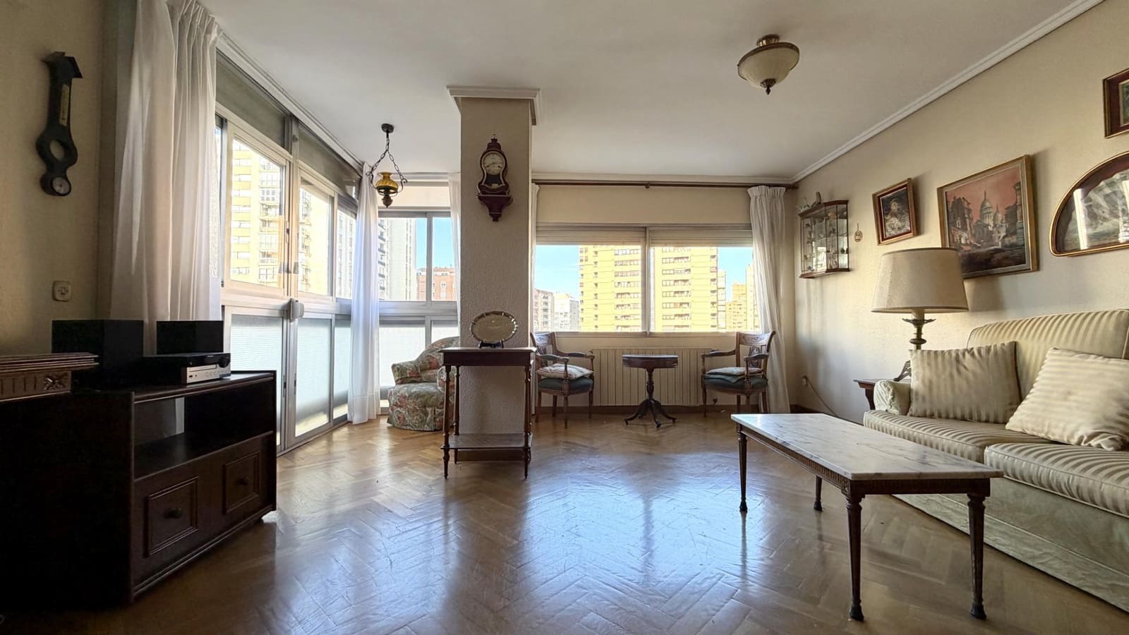 4 bedroom Flat for sale in Valencia city with garage - € 569,000 (Ref: 9605074)
