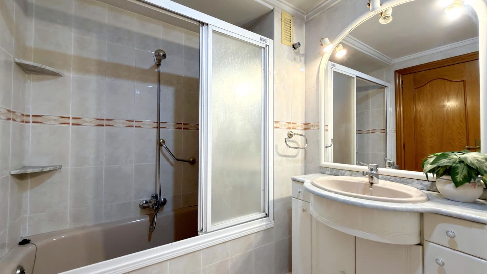 4 bedroom Flat for sale in Valencia city with garage - € 569,000 (Ref: 9605074)