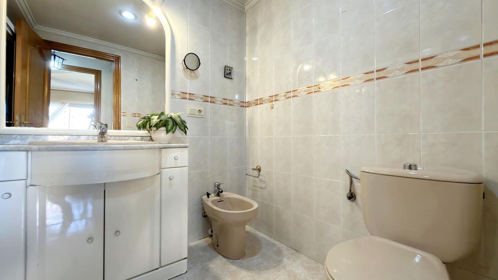 4 bedroom Flat for sale in Valencia city with garage - € 569,000 (Ref: 9605074)