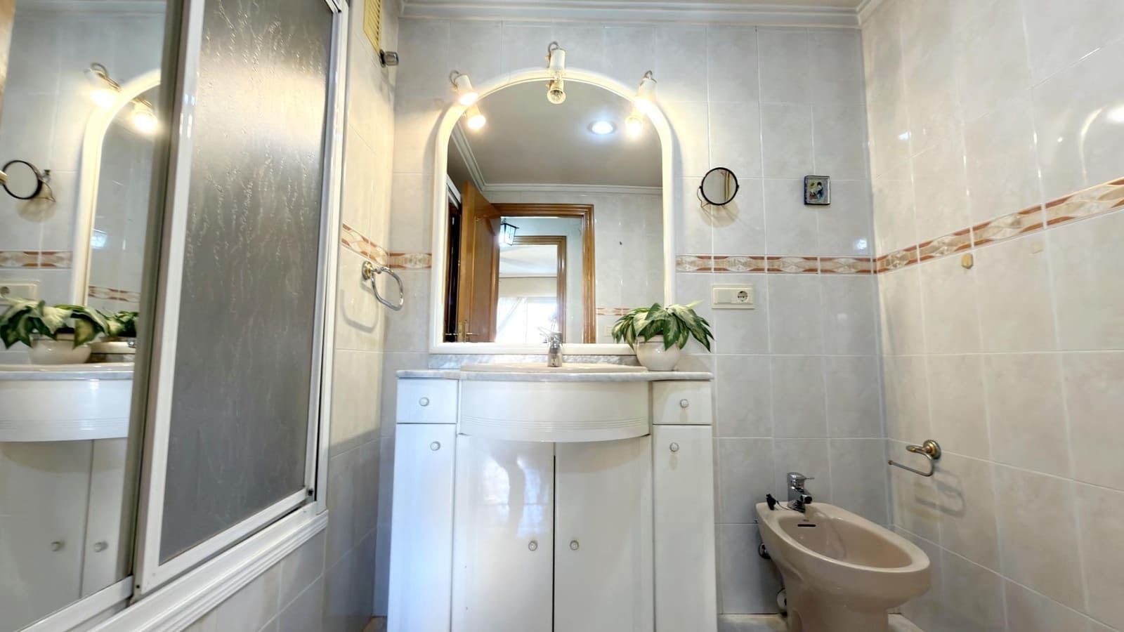 4 bedroom Flat for sale in Valencia city with garage - € 569,000 (Ref: 9605074)