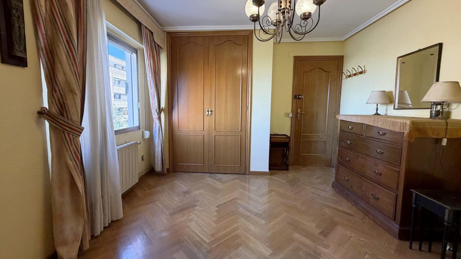 4 bedroom Flat for sale in Valencia city with garage - € 569,000 (Ref: 9605074)