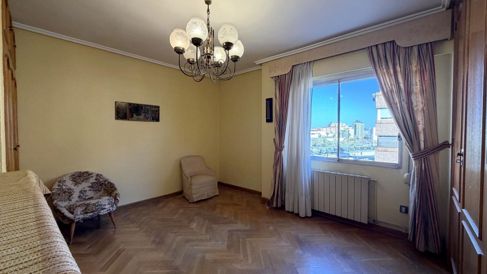 4 bedroom Flat for sale in Valencia city with garage - € 569,000 (Ref: 9605074)