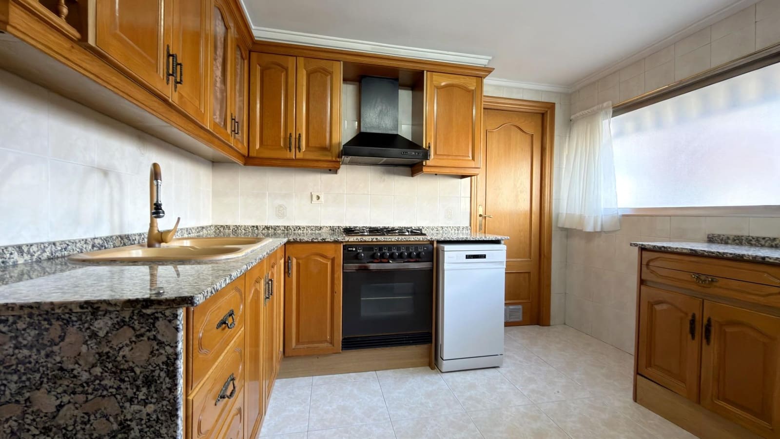 4 bedroom Flat for sale in Valencia city with garage - € 569,000 (Ref: 9605074)