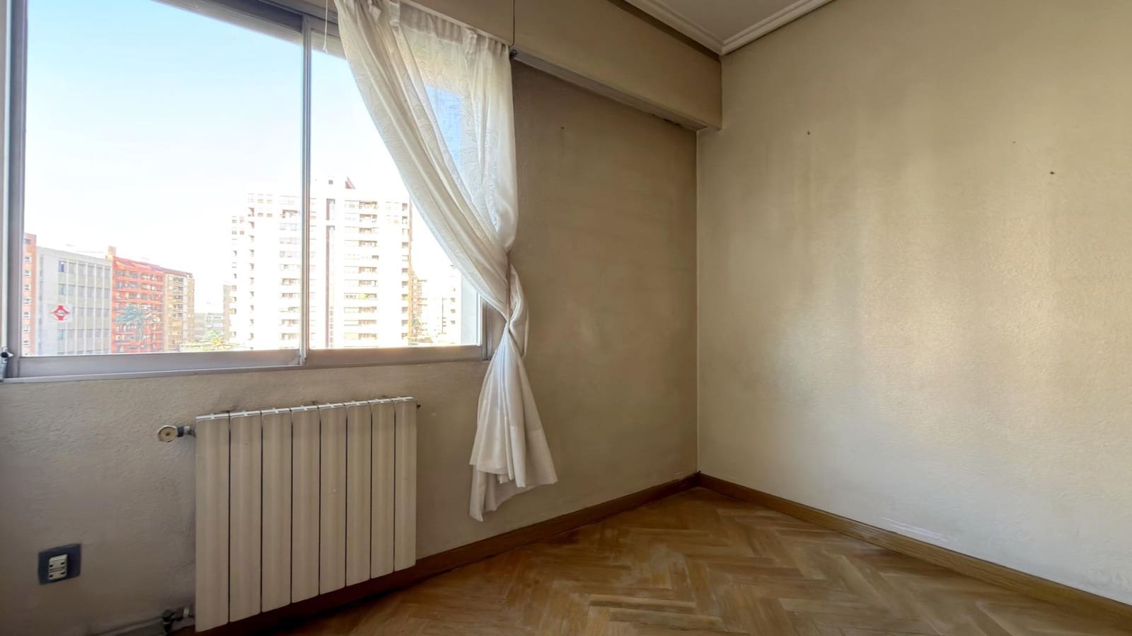 4 bedroom Flat for sale in Valencia city with garage - € 569,000 (Ref: 9605074)