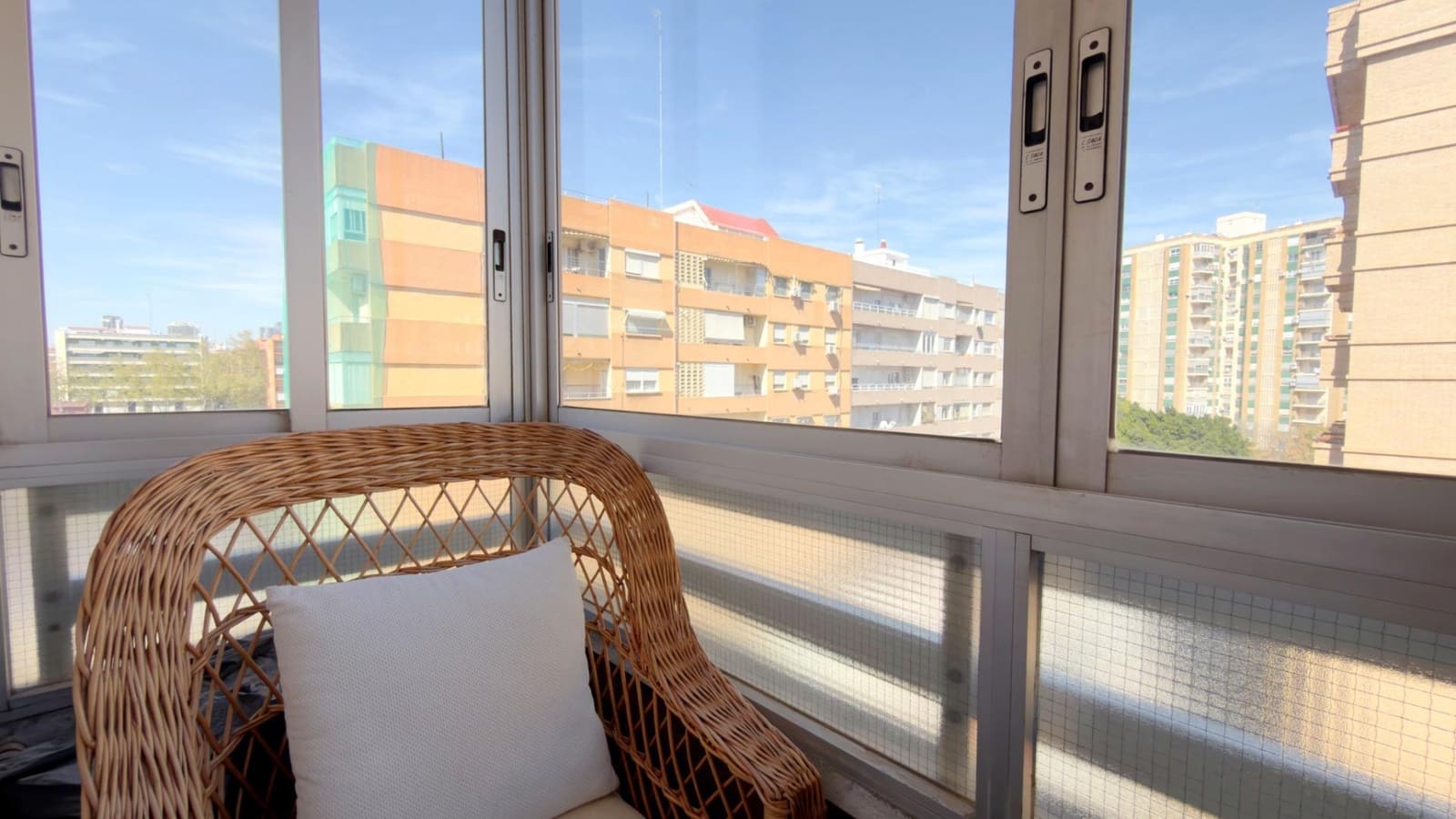 3 bedroom Flat for sale in Valencia city with garage - € 399,000 (Ref: 9752128)