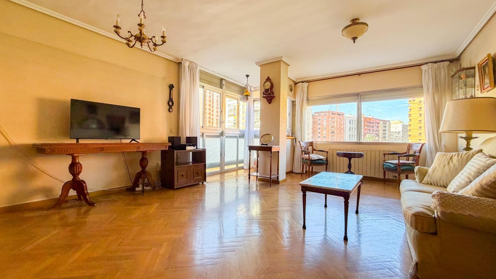 4 Zimmer Wohnung zu verkaufen in Valencia Stadt mit Garage - 527.000 € (Ref: 9806555)