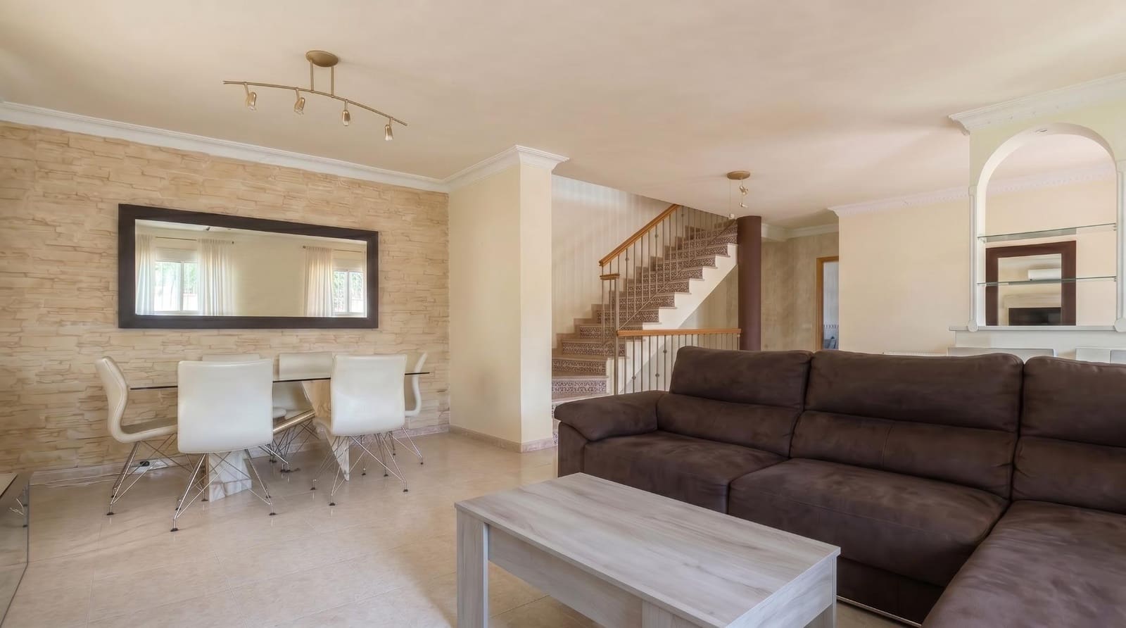3 soveværelse Villa til salg i La Pobla de Vallbona med swimmingpool garage - € 465.000 (Ref: 9965359)