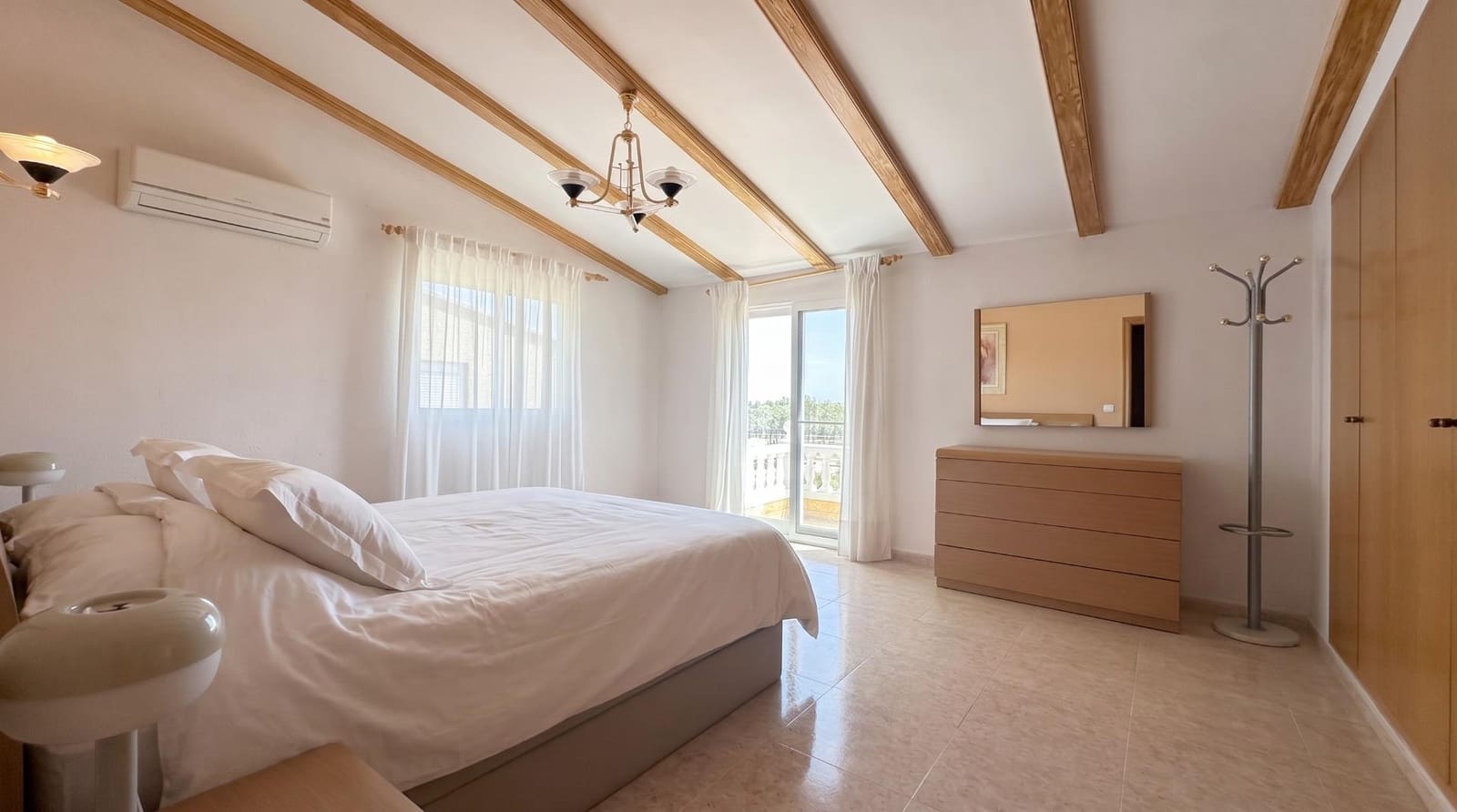 3 soveværelse Villa til salg i La Pobla de Vallbona med swimmingpool garage - € 465.000 (Ref: 9965359)