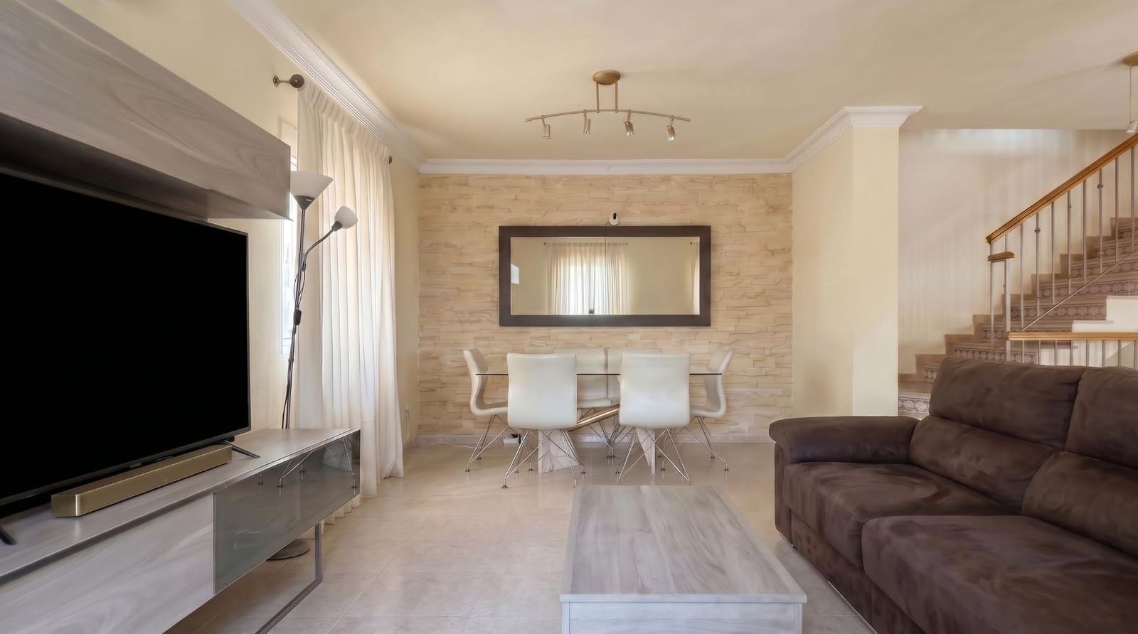 3 soveværelse Villa til salg i La Pobla de Vallbona med swimmingpool garage - € 465.000 (Ref: 9965359)