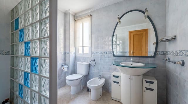 3 slaapkamer Villa te koop in La Pobla de Vallbona met zwembad garage - € 465.000 (Ref: 9965359)