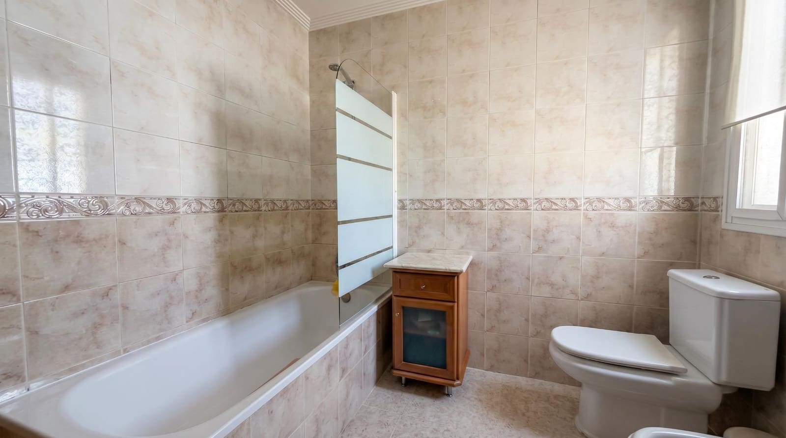 3 soveværelse Villa til salg i La Pobla de Vallbona med swimmingpool garage - € 465.000 (Ref: 9965359)