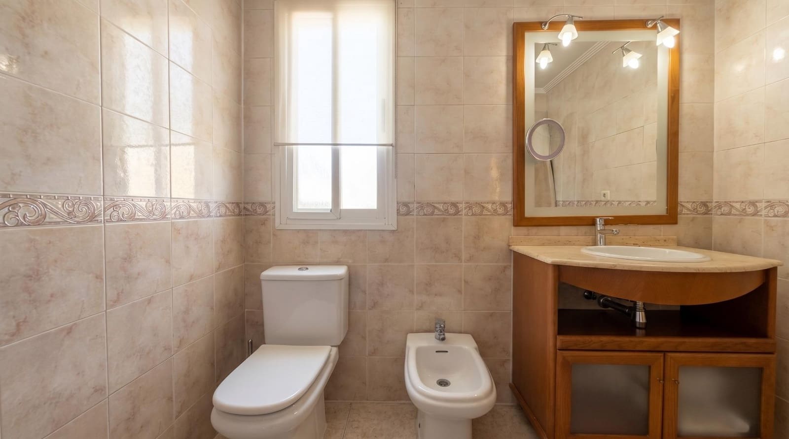 3 soveværelse Villa til salg i La Pobla de Vallbona med swimmingpool garage - € 465.000 (Ref: 9965359)