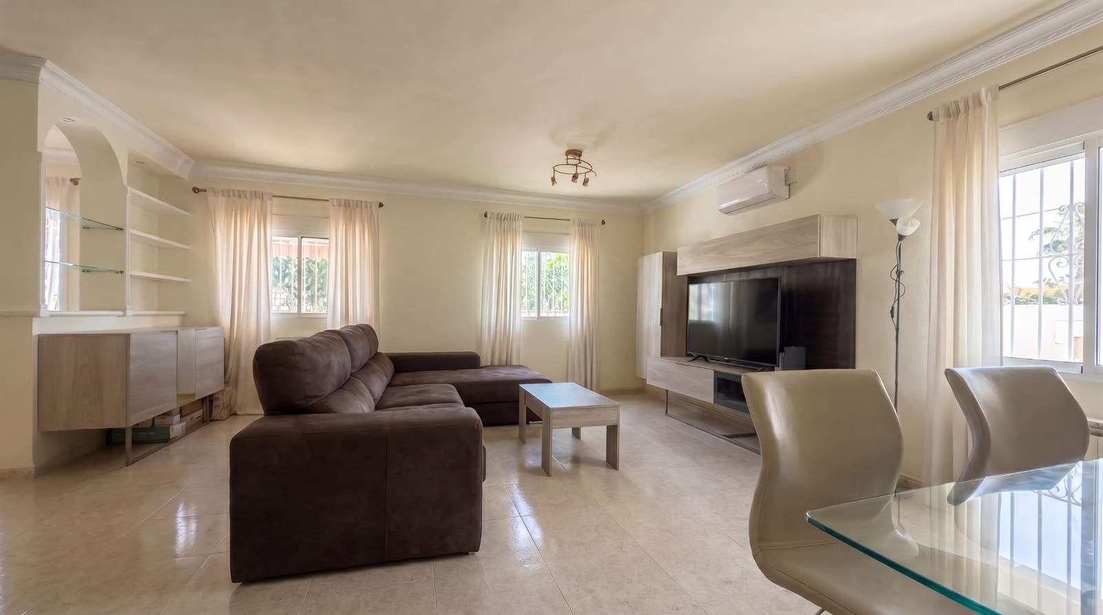 3 soveværelse Villa til salg i La Pobla de Vallbona med swimmingpool garage - € 465.000 (Ref: 9965359)