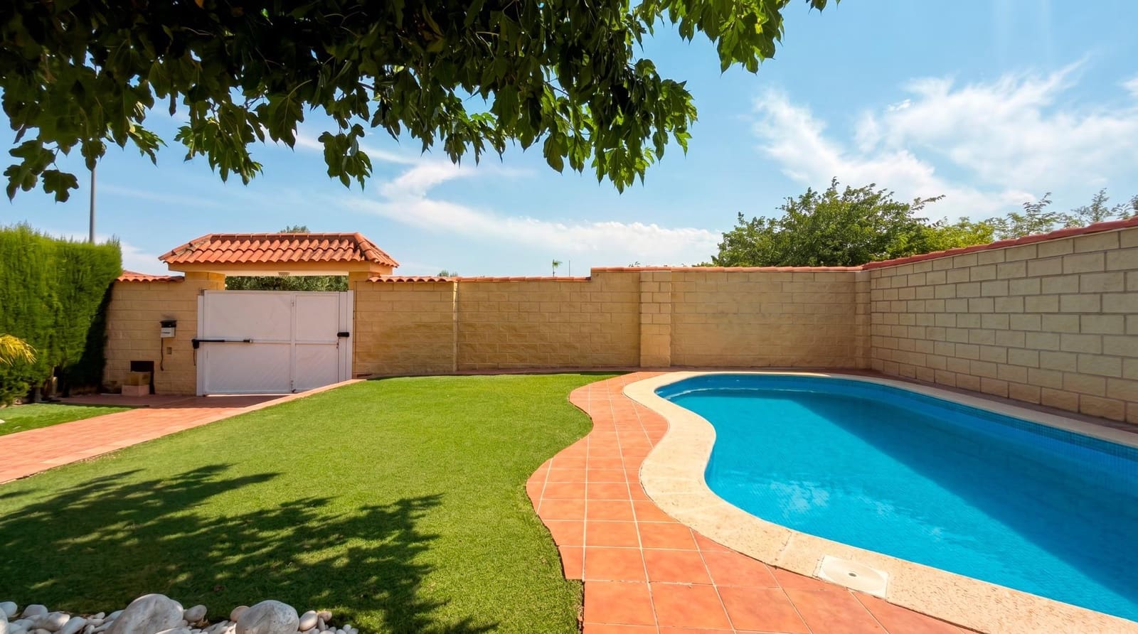 3 soveværelse Villa til salg i La Pobla de Vallbona med swimmingpool garage - € 465.000 (Ref: 9965359)