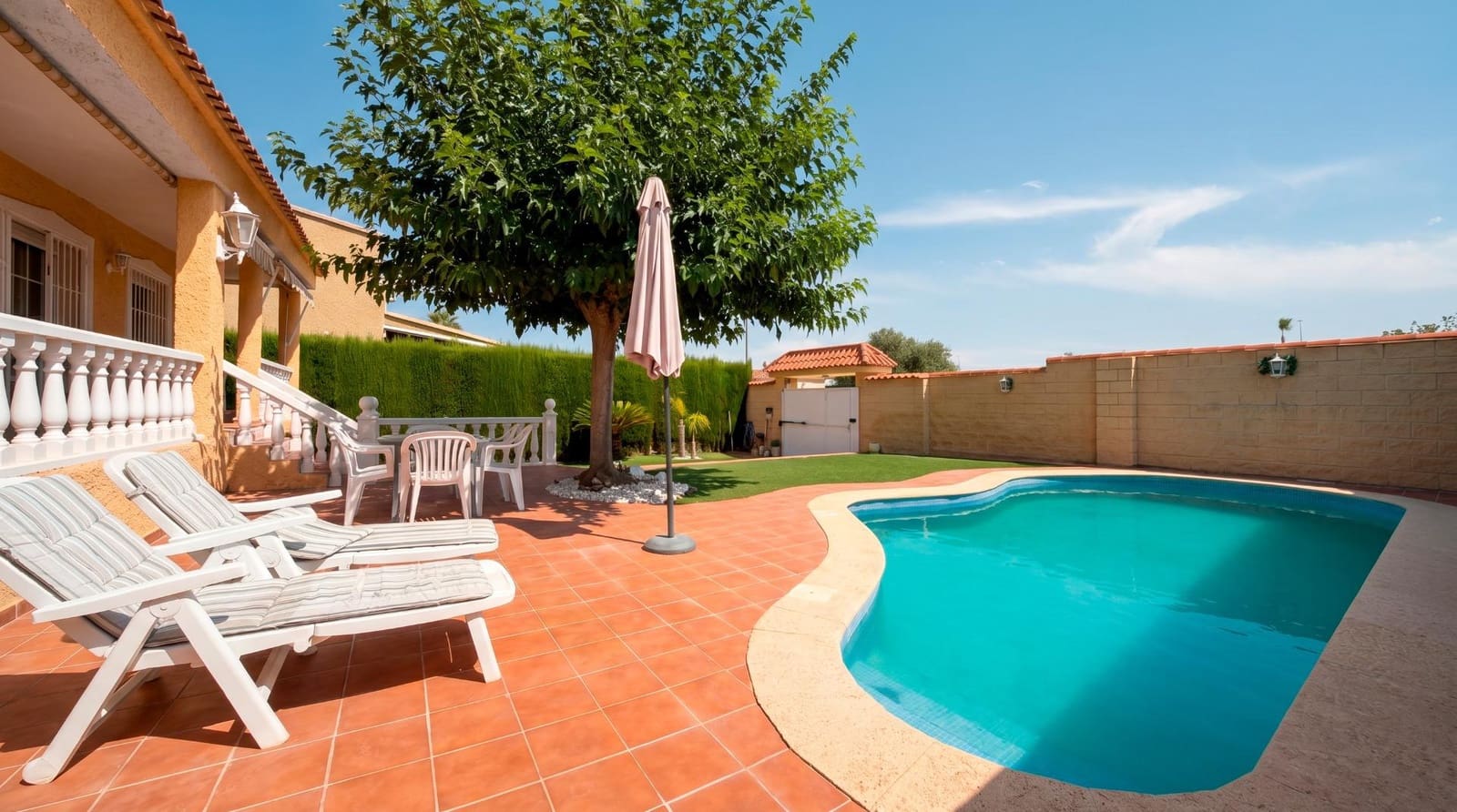 3 soveværelse Villa til salg i La Pobla de Vallbona med swimmingpool garage - € 465.000 (Ref: 9965359)