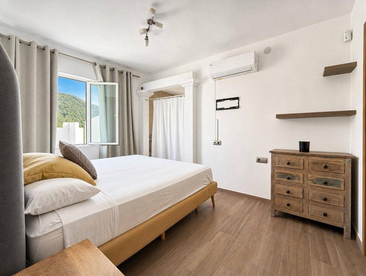 3 soverom Villa til salgs i Ibiza by med svømmebasseng garasje - € 2 200 000 (Ref: 9997192)