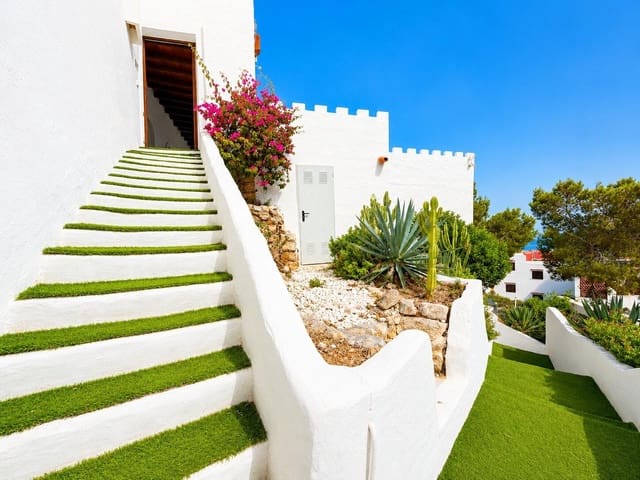 3 soverom Villa til salgs i Ibiza by med svømmebasseng garasje - € 2 200 000 (Ref: 9997192)