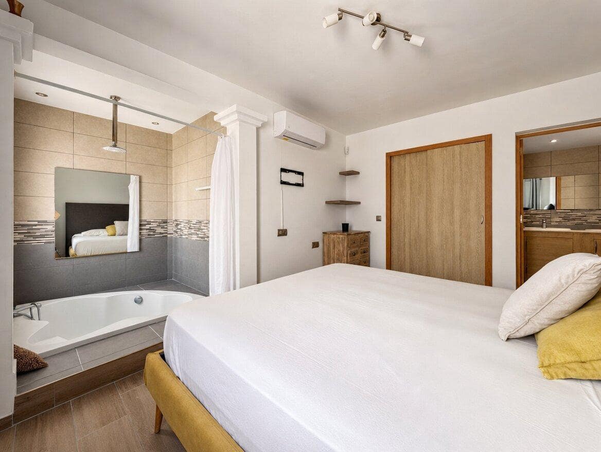 3 soverom Villa til salgs i Ibiza by med svømmebasseng garasje - € 2 200 000 (Ref: 9997192)