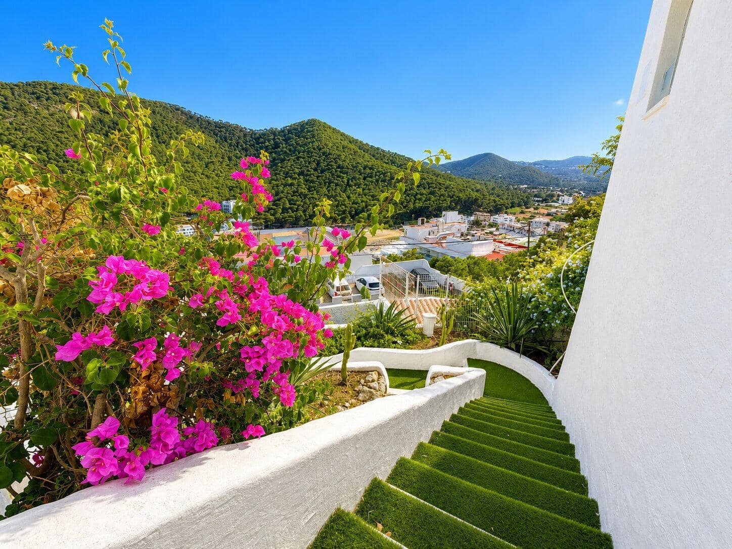 3 soverom Villa til salgs i Ibiza by med svømmebasseng garasje - € 2 200 000 (Ref: 9997192)