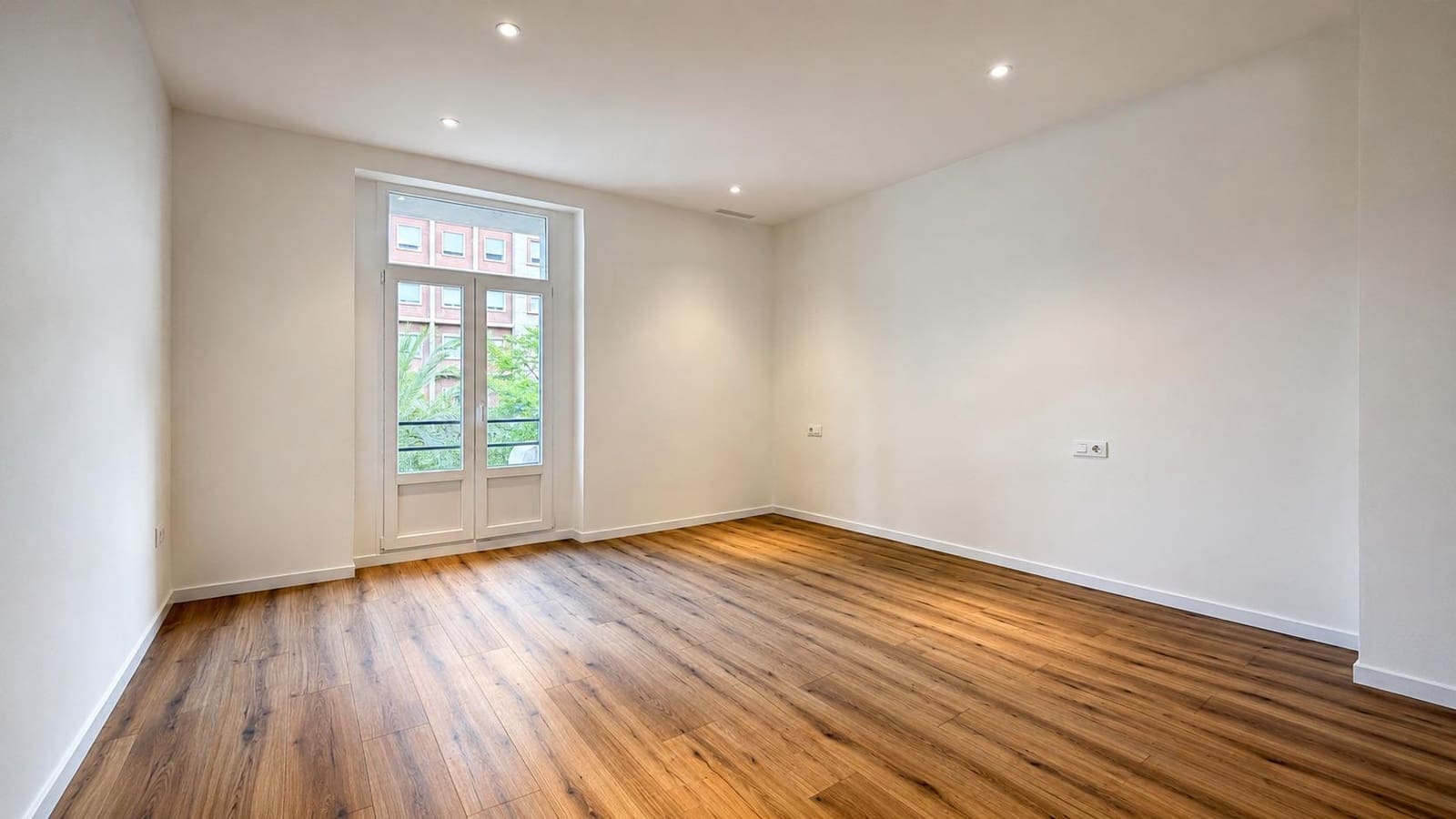 4 quarto Apartamento para arrendar em Valencia cidade - 3 000 € (Ref: 10037395)